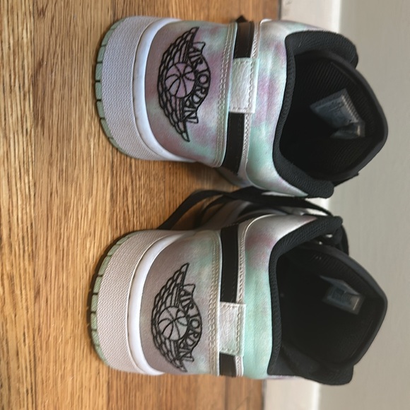 Air Jordan 1 Low SE - Picture 7 of 11